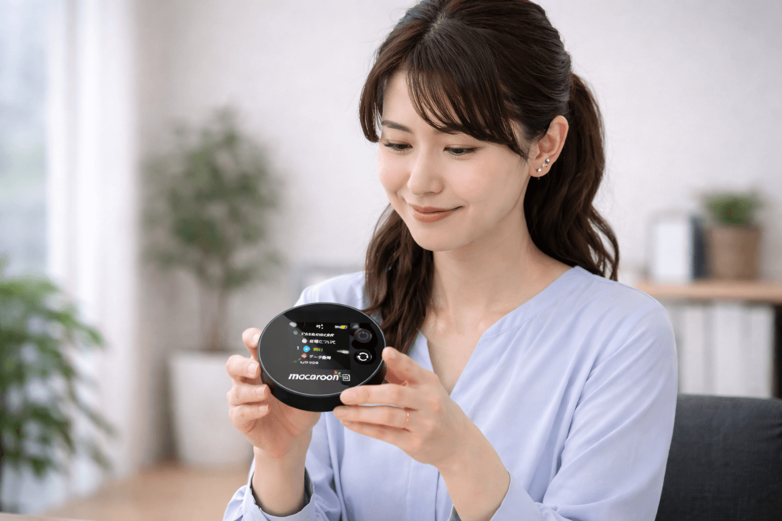 端末を持っている女性